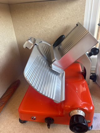 Affettatrice rossa professionale