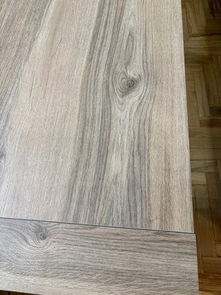 Mesa auxiliar de madera.URGE