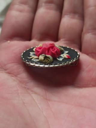 Broche Vintage Rosas Relieve Ovalado