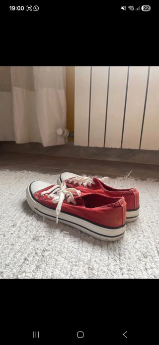 Zapatillas rojas y blancas sin usar