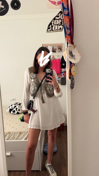Vestido blanco con chaleco bordado
