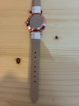 Reloj de pulsera blanco y dorado