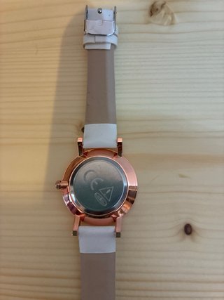 Reloj de pulsera blanco y dorado