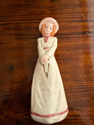 Muñeca porcelana comunión rosario