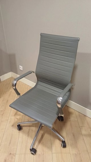 Silla de oficina gris y plateada