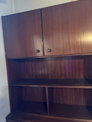 Estantería de madera marrón