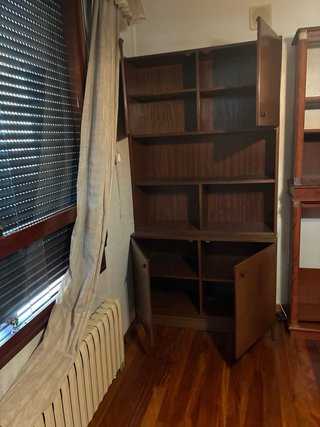 Estantería de madera marrón