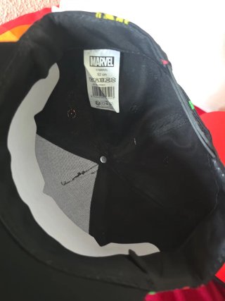 Gorra Marvel Negra con Diseños de Superhéroes
