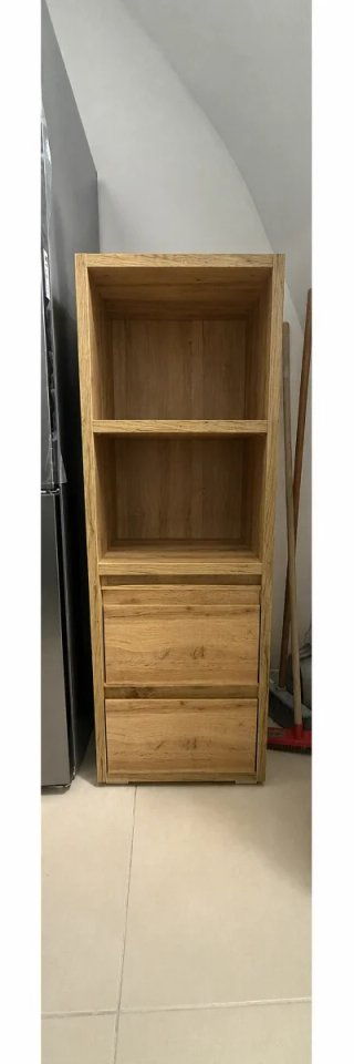 Libreria in legno con cassetti