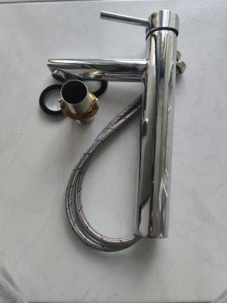 Grifo de baño metálico plateado