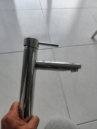 Grifo de baño metálico plateado