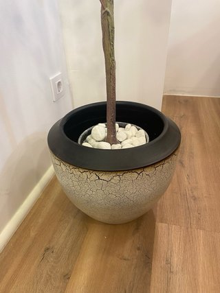 Precioso Arbol artificial con maceta y Piedras.