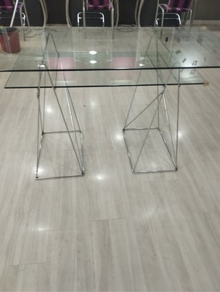 Mesa de cristal y metal
