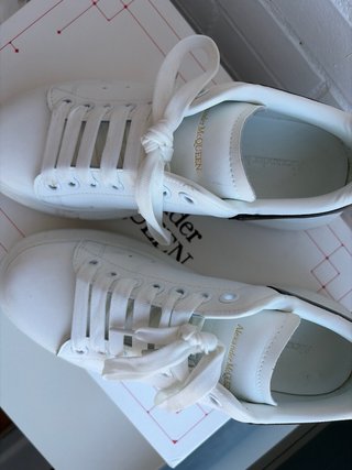 Sneakers Alexander McQueen bianche e nere