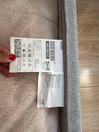 Puf de tela beige y gris modelo kivik