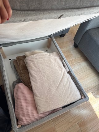 Puf de tela beige y gris modelo kivik