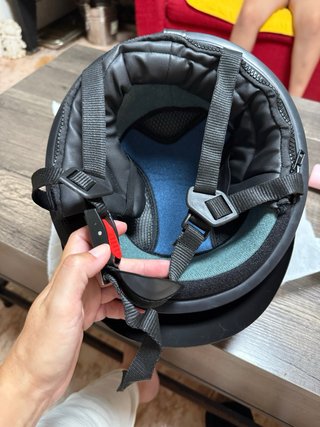 Casco de moto rojo y negro