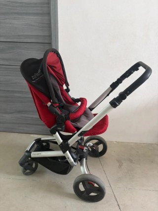 Carro de bebé rojo