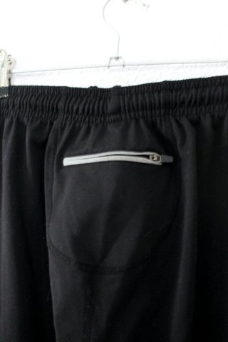 Pantalón deportivo negro con bandera