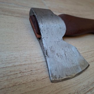 Hacha pequeña para tallar madera