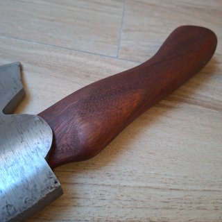 Hacha pequeña para tallar madera