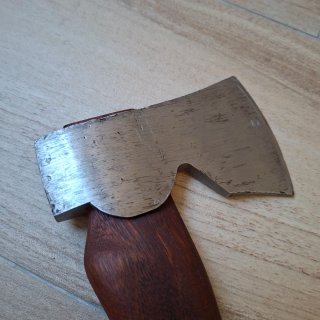 Hacha pequeña para tallar madera