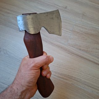 Hacha pequeña para tallar madera