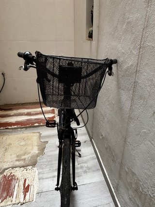 Bicicleta urbana negra con cesta