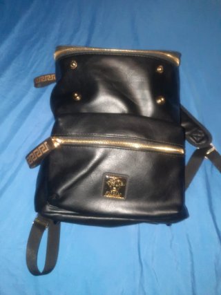 Mochila Negra con Cremalleras Doradas