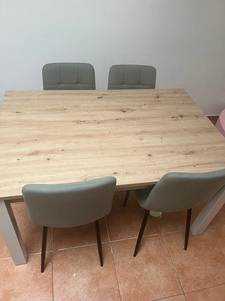 Mesa de comedor y 4 sillas