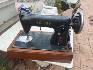 Máquina de coser Alfa antigua