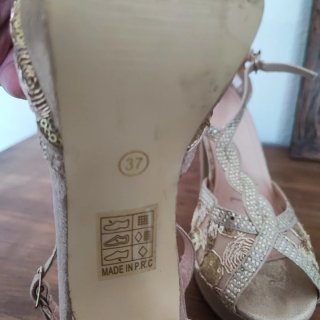 Zapatos de tacón dorados talla 37