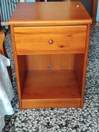 Mesa de noche de madera