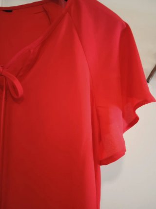 Blusa roja con lazada