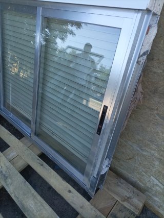Ventana corredera aluminio con persianas