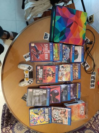 PS4 (PlayStation 4) con un controller e 13 giochi