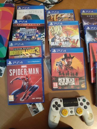 PS4 (PlayStation 4) con un controller e 13 giochi