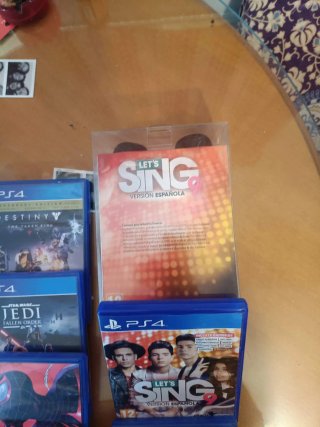 PS4 (PlayStation 4) con un controller e 13 giochi
