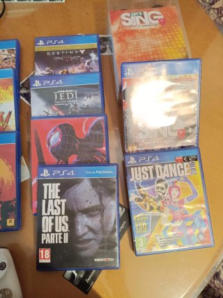 PS4 (PlayStation 4) con un controller e 13 giochi