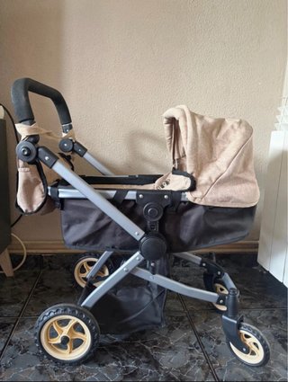 Carrito de juguete para muñecas con capazo.