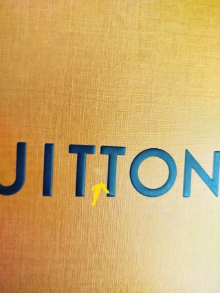 Scatola Louis Vuitton arancione con nastro