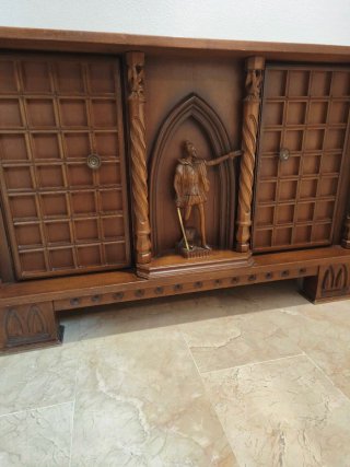 Mueble Castellano con Escultura
