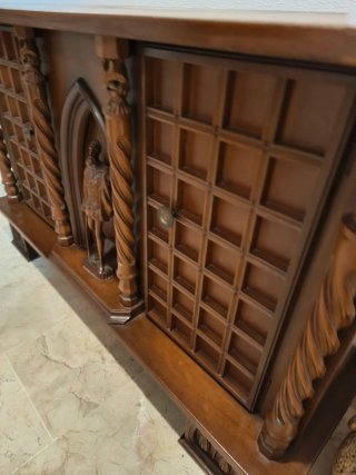 Mueble Castellano con Escultura