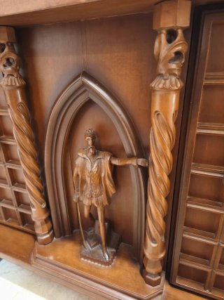 Mueble Castellano con Escultura