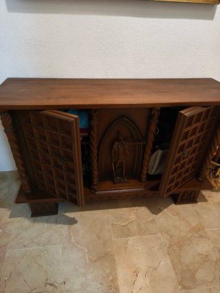 Mueble Castellano con Escultura
