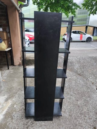 Estantería de madera negra