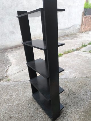 Estantería de madera negra