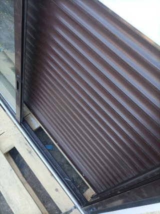 Ventana corredera aluminio con persianas