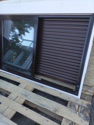 Ventana corredera aluminio con persianas