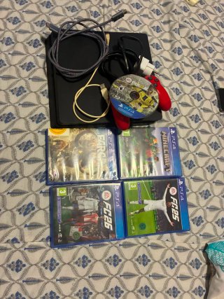 Console PS4 + 4 Giochi
